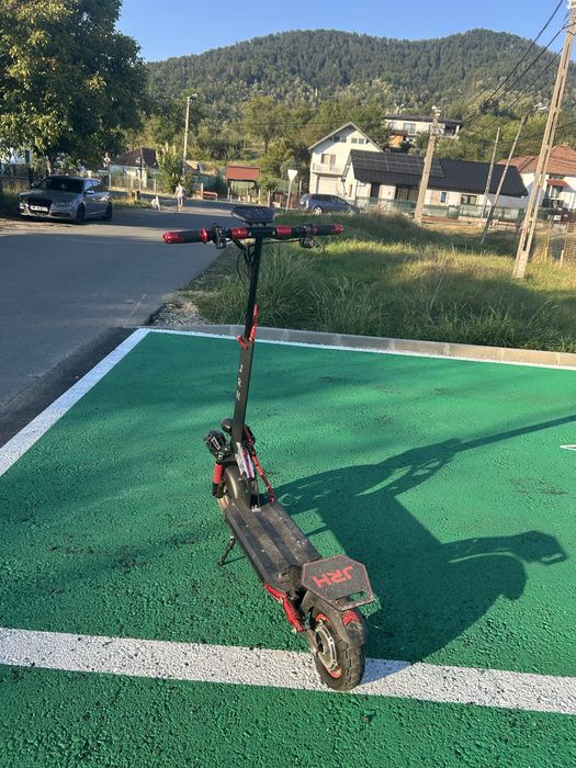 Vand trotineta electrica bine dotata
