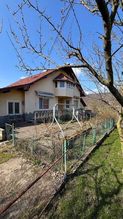 Vând casa la Orosfaia