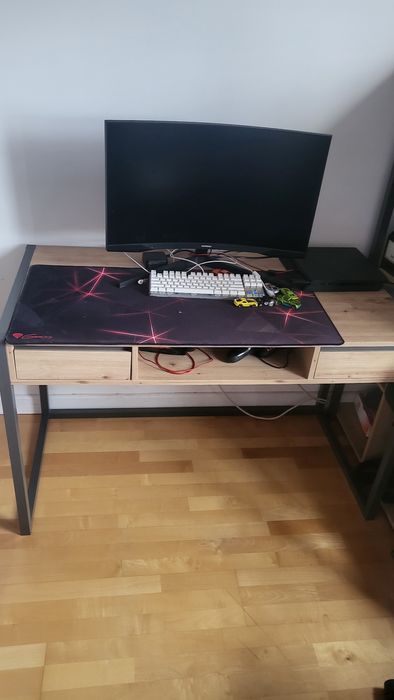 Бюро дърво с черни крака