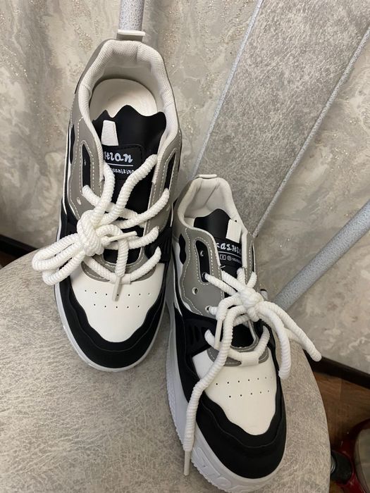 Продам кроссовки новые