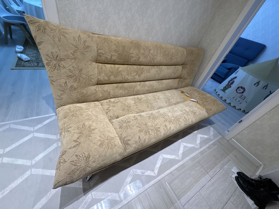 Диван в хорошем состоянии, есть дефекты на фото видно