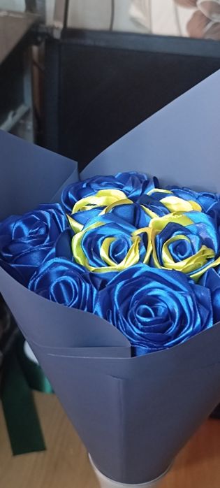 Розы из ленты ручной работы