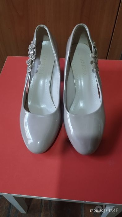 Продам лаковые туфли женские