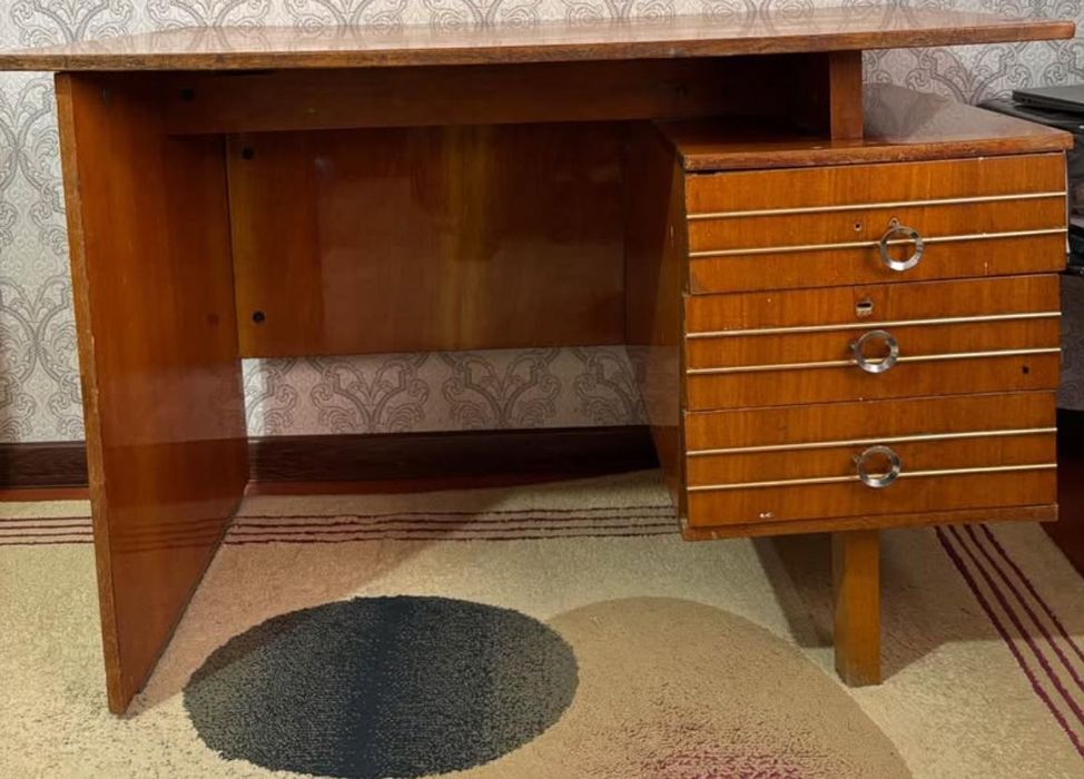 Продаётся деревяный письменный стол.