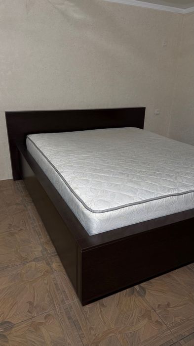 Спальный гарнитур кровать и тумбочки