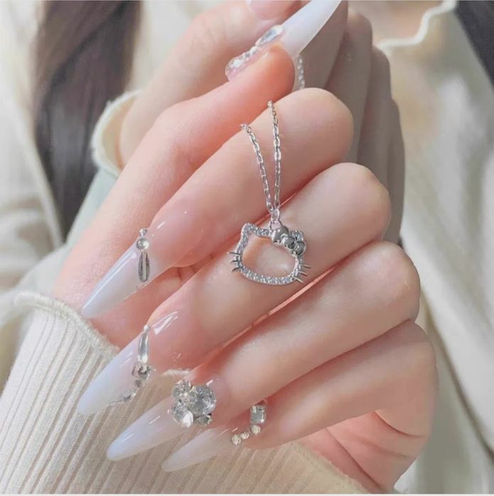 Кулоны и браслеты Hello Kitty в серебристом цвете с кристаллами