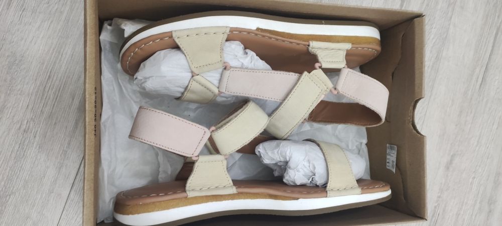 Летние сандалии бренда Clark's