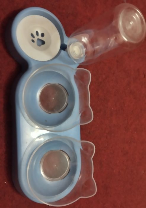 Поилка с чашками для кормления домашних питомцев