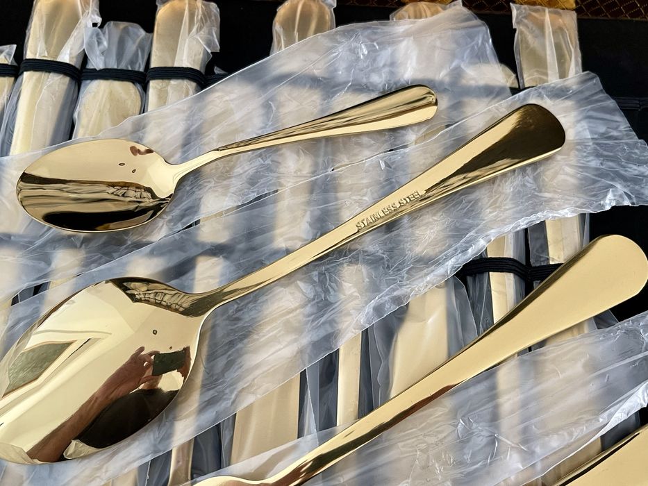 Прибори за хранене, златисти Комплект от 24 части. Нови