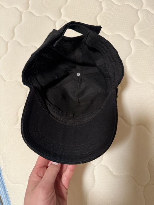 Дамска шапка Guess