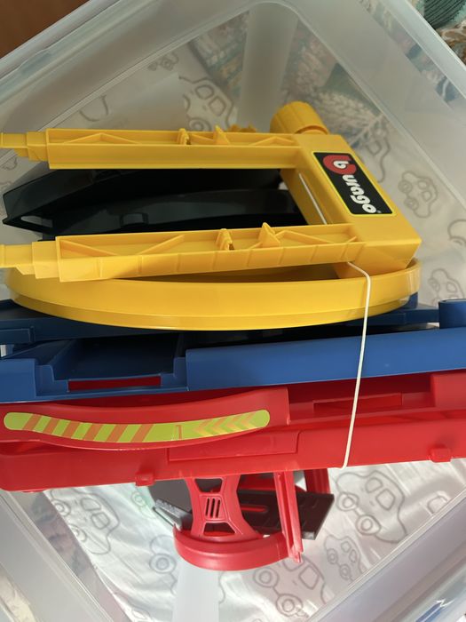 Детска играчка гараж за коли на Бураго