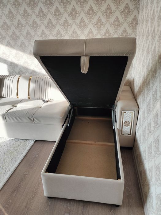 Диван өте жақсы жағдайда