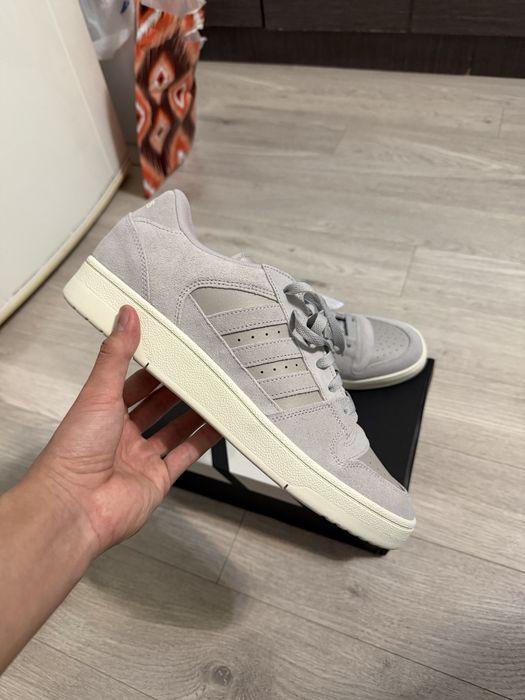 Продам оригинальные кроссовки Adidas