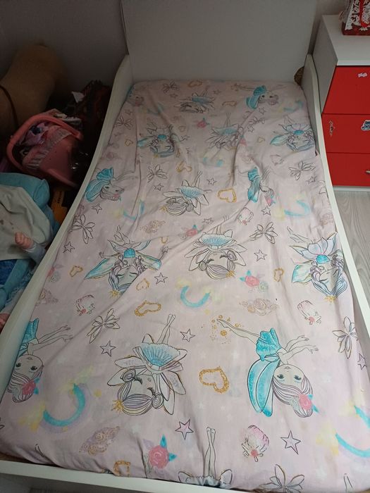 Vând pat de fetite!