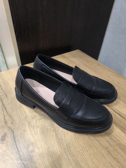 Продам лоферы женские
