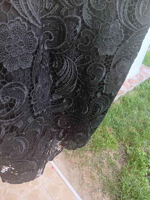 Fusta negra din dantela de cea mai buna calitate cu căptușeală di fetmoar la spate ,,,,preț 50 lei
