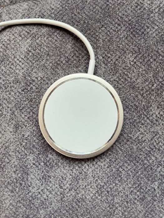Продаю беспроводную зарядку Apple MagSafe Charger