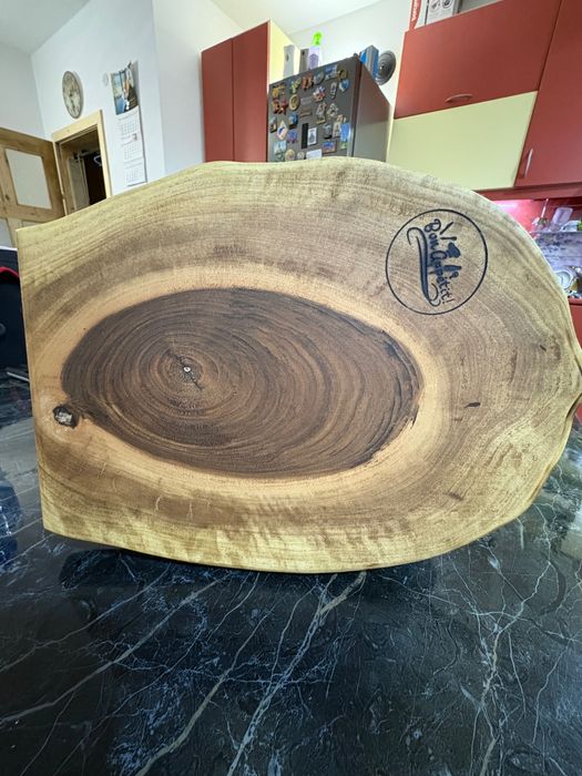 Дървена дъска , ръчна , красива изработка от орехово дърво.