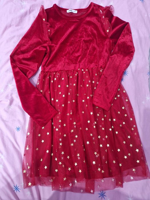 Червена рокличка със звездички