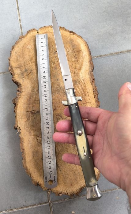 Se vinde Stiletto de mari dimensiuni anii 50