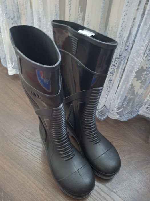 Продам резиновый сапоги