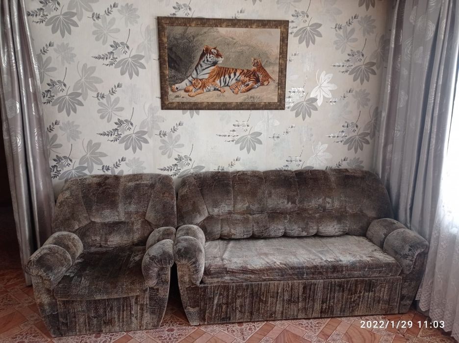 Диван с креслом в нормальном состоянии