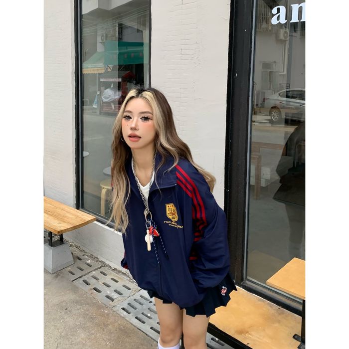 ветровка в спортивном стиле