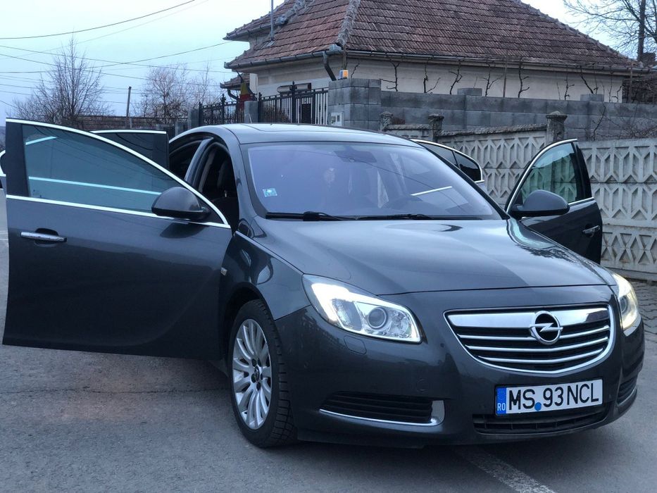 Vând opel insignia