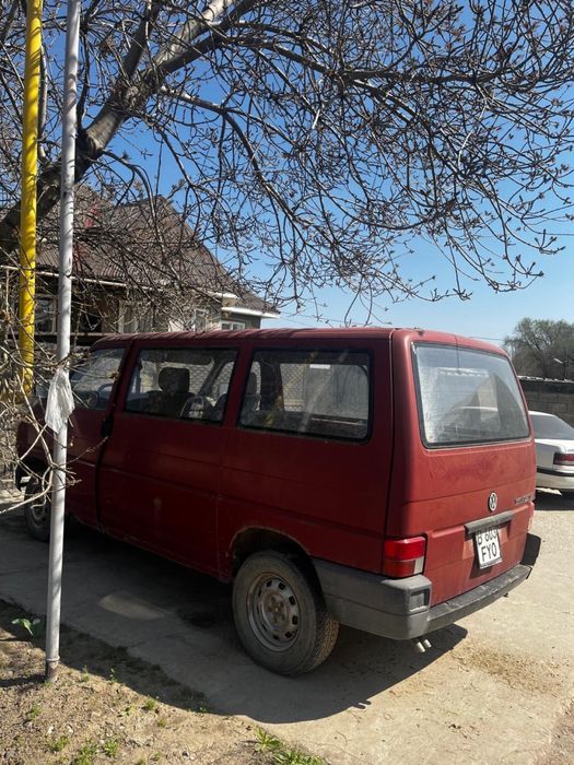 Машина Volkswagen Transporter 1993