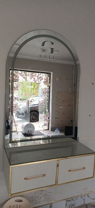 Guzallik salon uchun oyna va ish stoli 2 ta bor