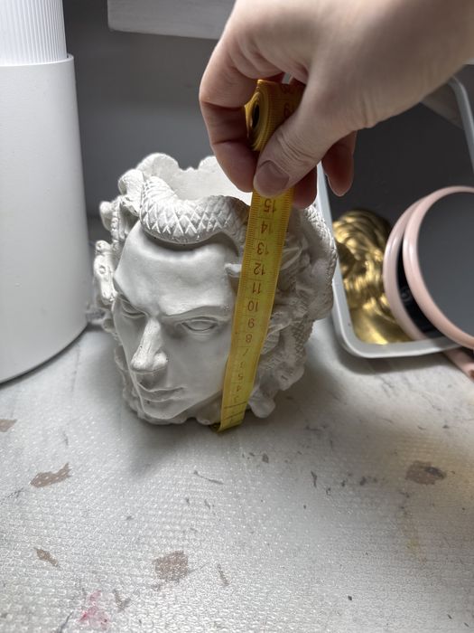 Кашпо горгона гипс