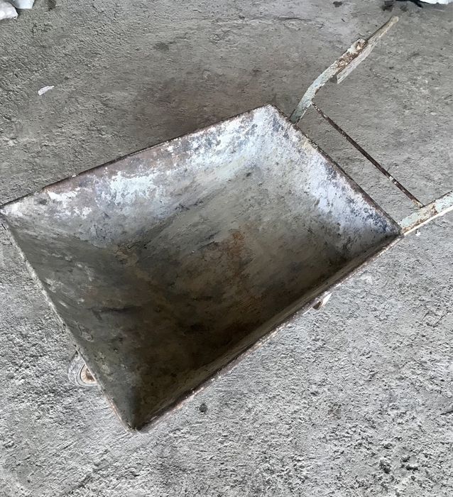 Масивна строителна количка 80л.