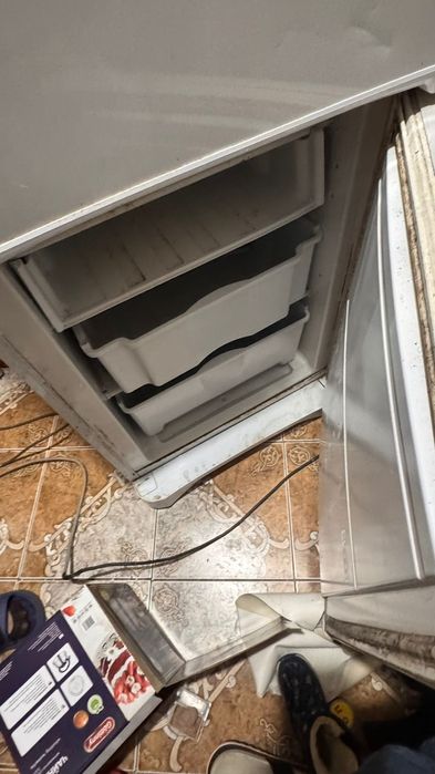 Холодильник работает