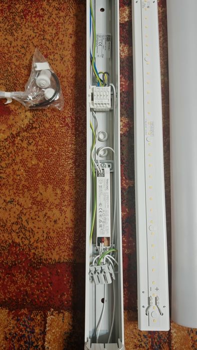 Aplica LED de baie cu priza incorporata 10W