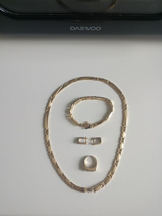 Vând set bijuterii aur 14K,se vinde doar set,gramaj,lanț 19,13,Bratara 8.54,cercei 3.32,inel4.62.