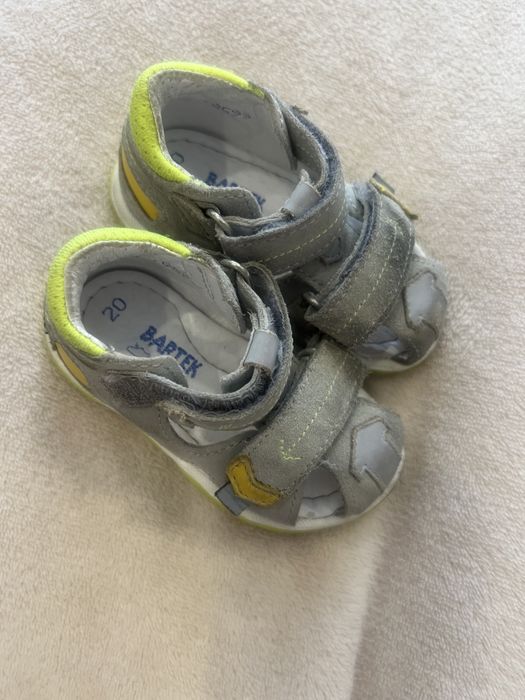 Sandalute bebe pentru primii pasi de piele intoarsa