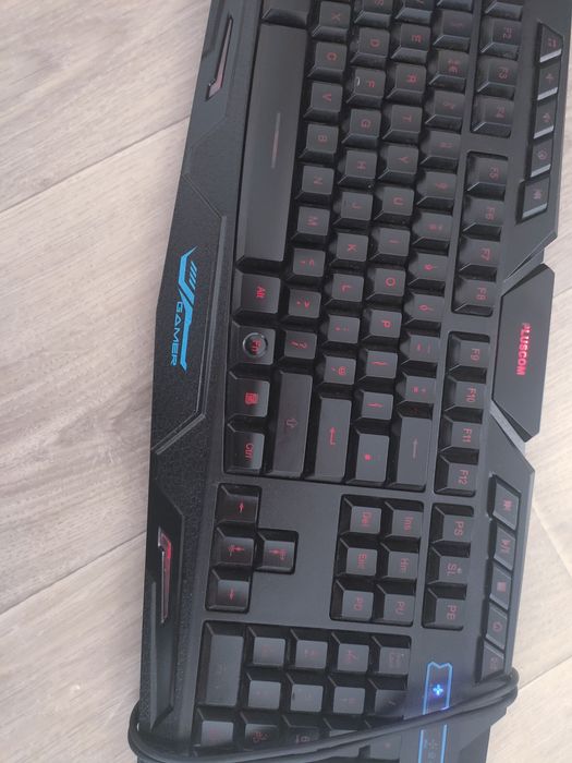 Tastatura gaming cu lumini