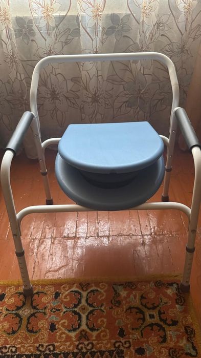 Продам кресло туалет.