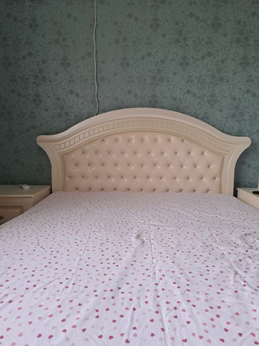 Двуспальная кровать