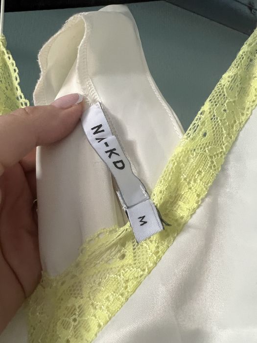 Top alb satinat cu dantela galbena