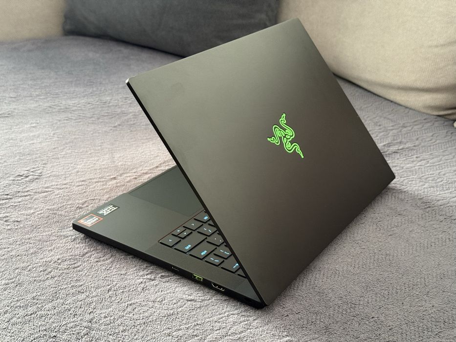 Геймърски Лаптоп 14’ QHD 240 Hz RTX 4070 8GB Ryzen 9-8945HS Razer Blade 14 32GB DDR5 1TB SSD