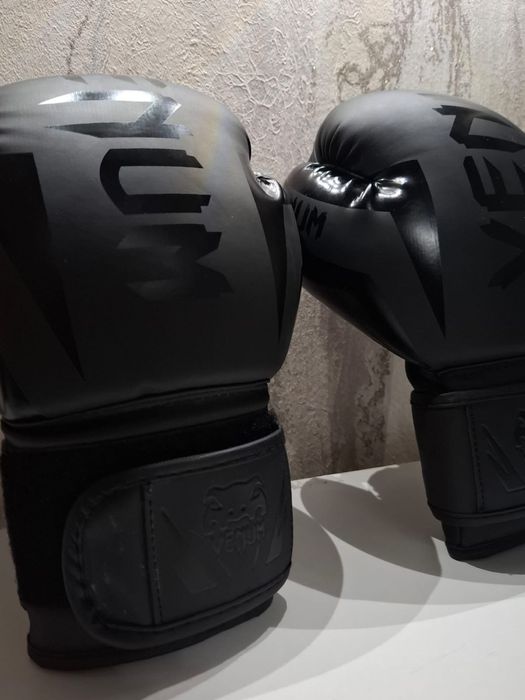 Боксерские перчатки venum 8 унций