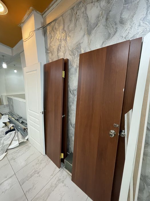 Дверь, унитазы, раковины, светодиоды