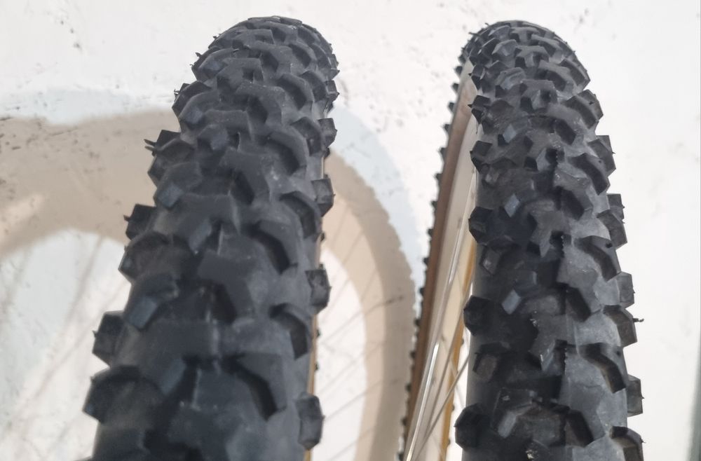 Set roti MTB 26"
Jante aluminiu ARAYA cu uzura minima,
Spite aliaj, 
Caseta pinioane 8 viteze,
Butuci Shimano,
Cauciucuri IRC METRO 26x1,5 in stare f