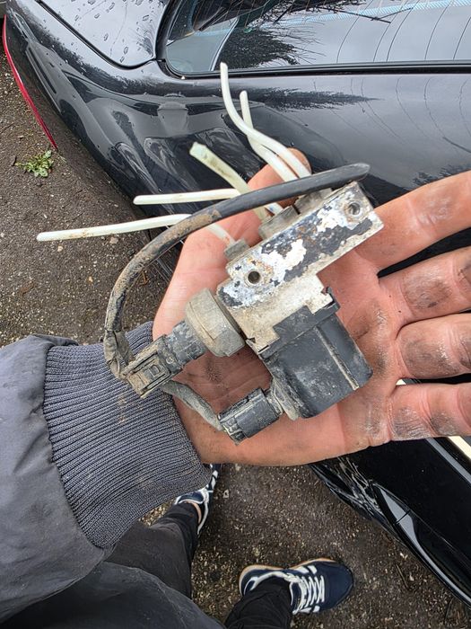 Клапан за въздушно окачване на Mercedes W211