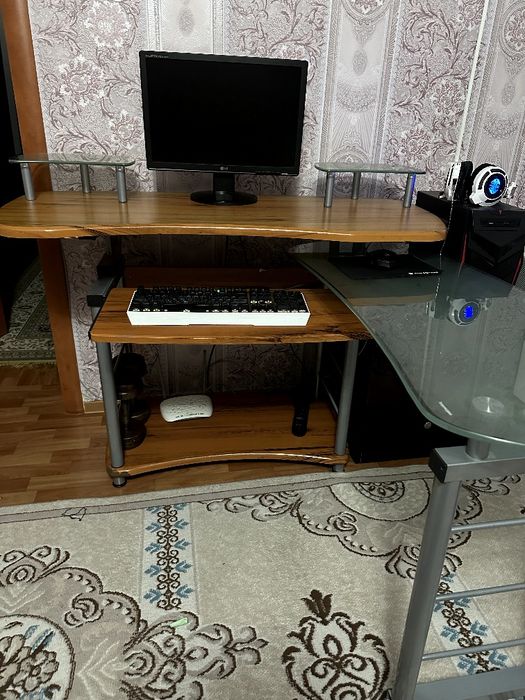 Стол компактный для офиса или дома