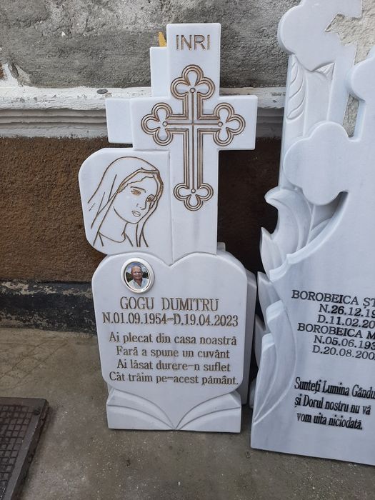Felinare metalice si cruci din marmură la super preturi