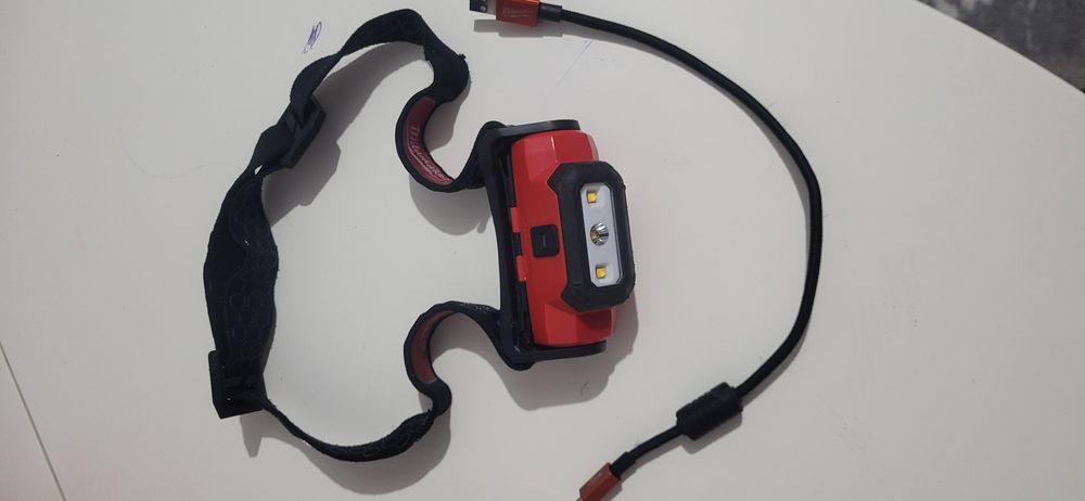 Lanterna frontala milwaukee