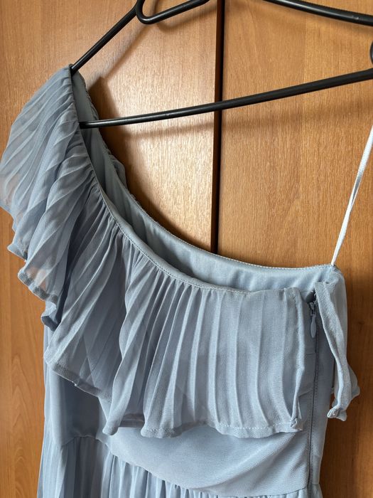 Дълга светлосиня рокля с едно рамо и плисе