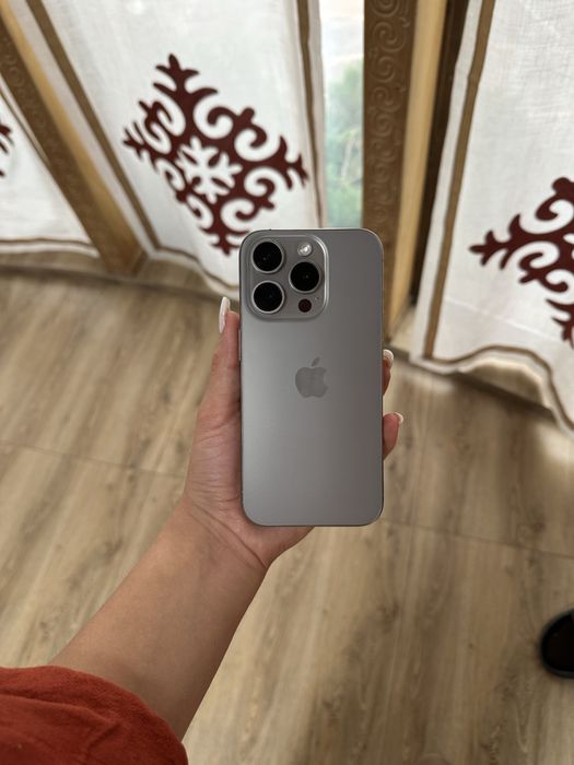 iphone 15 про серебристи